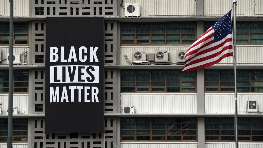 주한 미국대사관에 걸린 '흑인 목숨은 소중하다' 배너