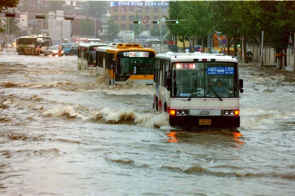 침수된 서울 도심 도로. 1998년