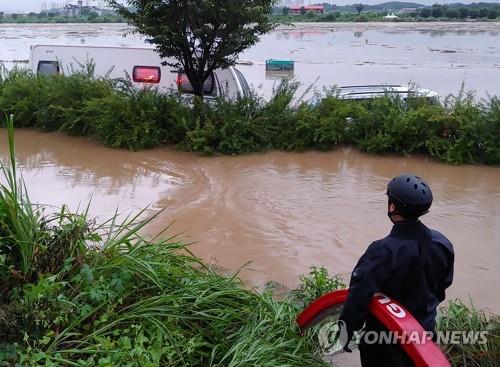 폭우에 잠긴 캠핑 캐러밴