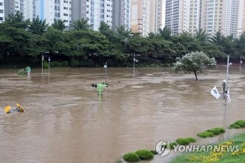 태풍 '다나스'로 잠긴 부산 동래구 온천천 시민공원 일대[연합뉴스 자료사진]