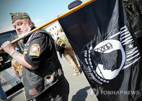 POW·MIA 깃발 들고 있는 미국 참전용사의 모습