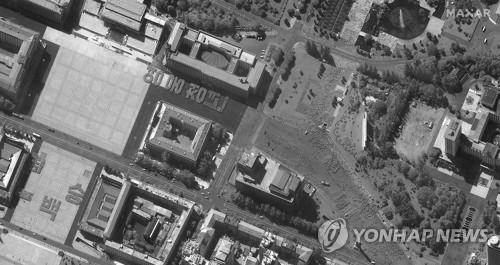 열병식 준비를 하는 것으로 보이는 김일성광장 인근의 위성사진