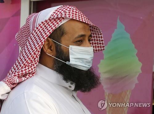 6월 28일(현지시간) 사우디아라비아의 서부 항구 도시 제다에서 마스크를 쓴 한 남성.[AP=연합뉴스 자료사진]