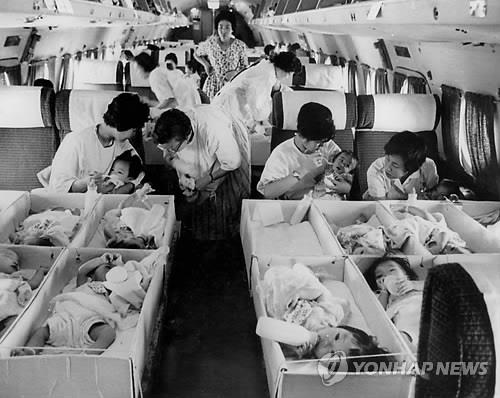 1956년 12월 입양아들을 태운 전세비행기 내부 모습. [국기기록원 제공]