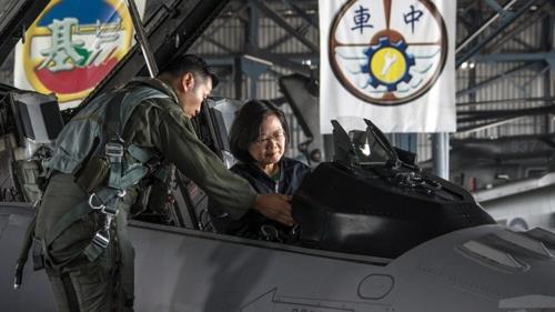 F-16 전투기 조종석 앉은 차이이원 총통