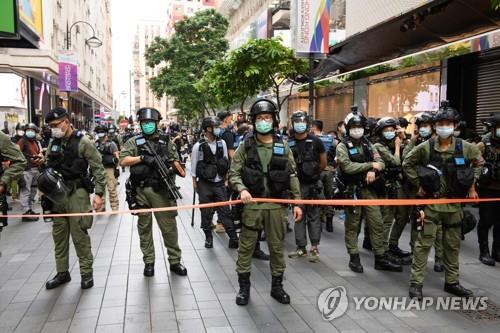 10월 1일 홍콩 코즈웨이베이에서 경찰이 시위대를 막기 위해 저지선을 친 모습.[AFP=연합뉴스]