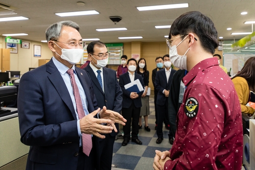 (서울=연합뉴스) 모종화 병무청장은 16일 수원시 영통구청을 방문해 근무 중인 사회복무요원에게 개인정보보호 규정 준수 등 성실 복무를 당부하고 있다. 2020.10.16 [병무청 제공]