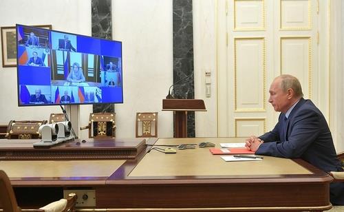 국가안보회의 상임위원들과 화상회의 하는 푸틴 대통령 [크렘린궁 자료 사진]