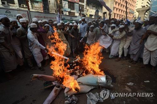 마크롱 대통령 형상 불태우는 방글라데시 시위대