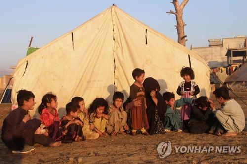 아프가니스탄 호스트주의 난민캠프에 모여있는 어린이들. [AFP=연합뉴스]