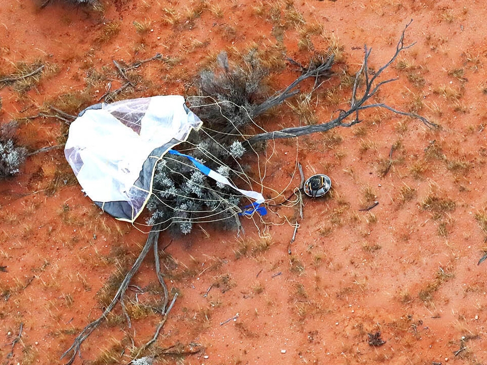 하야부사2가 지구로 보낸 캡슐이 호주 사막에 떨어져 있는 모습