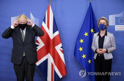 보리스 존슨 영국 총리와 우르줄라 폰데어라이엔 EU 집행위원장