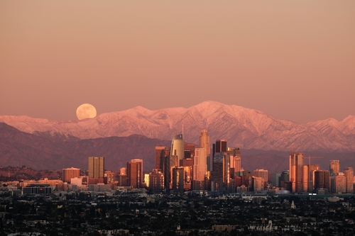눈 덮인 산 위로 떠오른 달 -미국 로스앤젤레스-