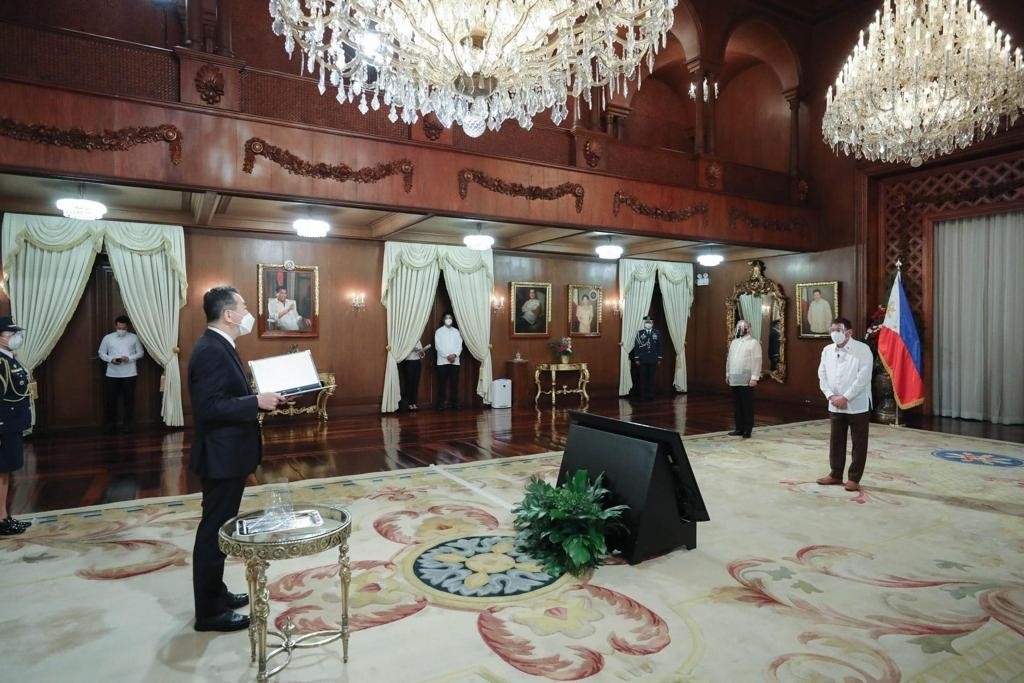 김인철 주필리핀 대사(왼쪽), 두테르테 대통령에게 신임장 제정