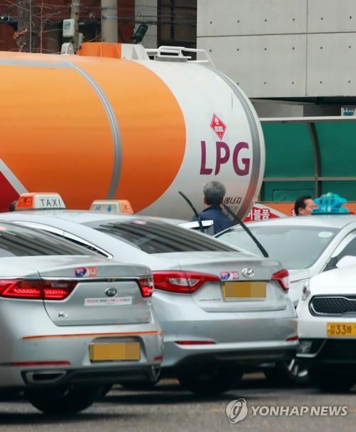 2019년 3월 12일 서울 시내 한 액화석유가스(LPG) 충전소에서 택시들이 LPG 충전을 대기하고 있다. [연합뉴스 자료 사진]