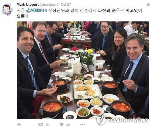 2016년 10월 국무부 부장관으로 방한해 순두부찌개 먹는 블링컨 미 국무