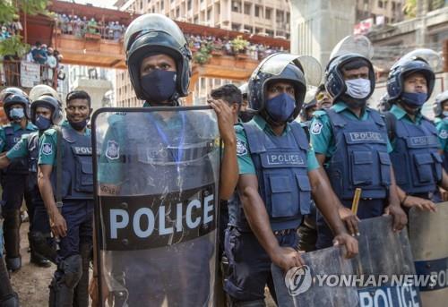 '전국 봉쇄' 방글라서 방역 놓고 주민-경찰 충돌…"1명 사망"(종합)