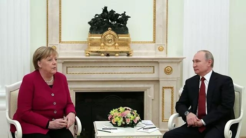 푸틴 대통령(오른쪽)과 메르켈 총리