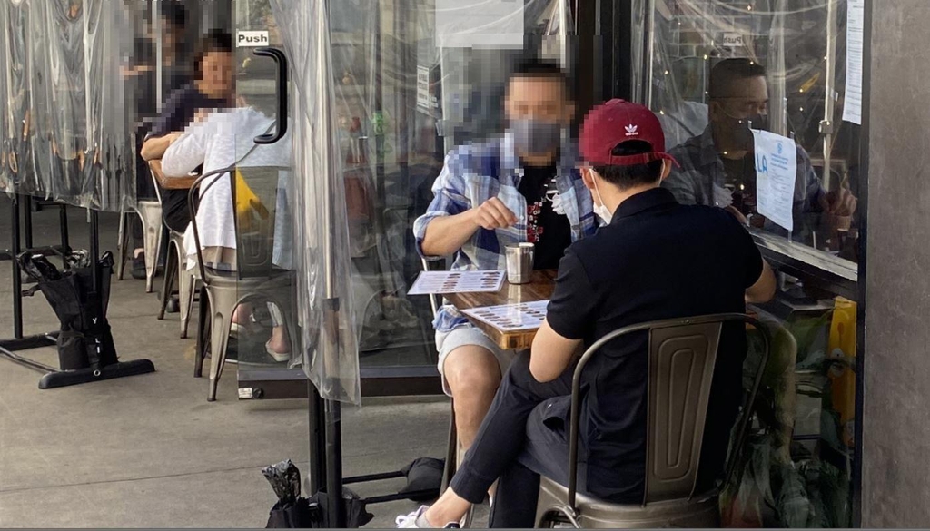 (로스앤젤레스=연합뉴스) 정윤섭 특파원 = 19일(현지시간) 미 캘리포니아 LA 코리아타운의 한 식당에서 한인들이 식사하고 있다.