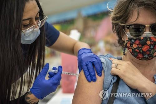 미국에서 코로나 백신 접종 받는 여성[AFP/게티이미지=연합뉴스]