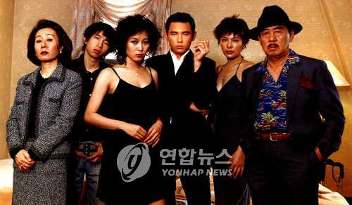 영화 '바람난 가족'의 윤여정(맨 왼쪽)