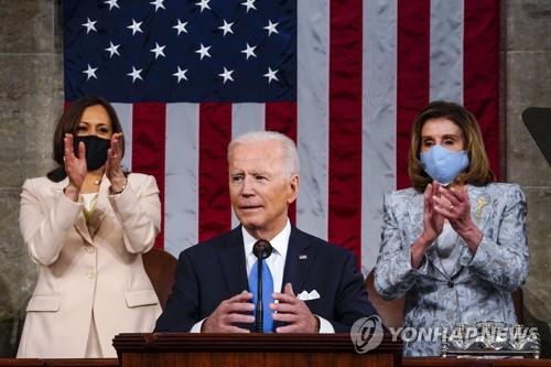 (워싱턴 AP=연합뉴스) 조 바이든 미국 대통령 양옆에 착석한 카멀라 해리스(왼쪽) 부통령과 낸시 펠로시(오른쪽) 하원의장