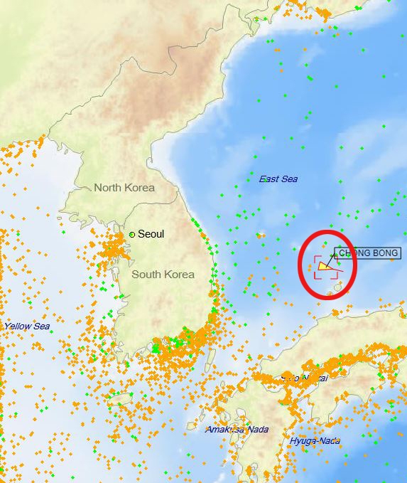 선박 위치 추적사이트 십파인더(shipfinder)에서 조회 화면. 국제해사기구(IMO) 번호가 8909575인 'CHUNG BONG'의 21일 저녁 때 위치(붉은 원 내 노란 삼각형)가 오키 제도 북쪽 앞바다로 나타난다. [십파인더 검색화면 캡처 후 재가공, 재판매 및 DB 금지 (도쿄=연합뉴스)]