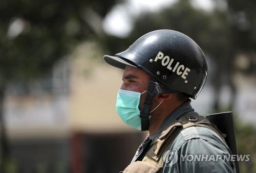 마스크를 쓴 아프가니스탄 카불의 경찰. [AP=연합뉴스]