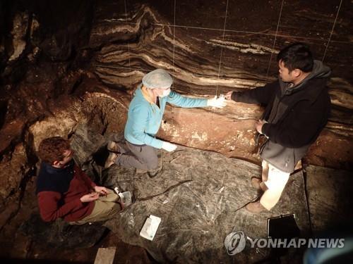 시베리아 데니소바 동굴의 발굴현장 