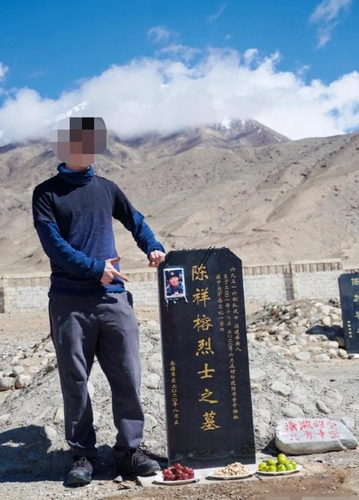 中, 순국장병 묘비서 포즈 취한 블로거에 검찰까지 나서 처벌