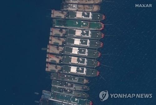남중국해에 떼지어 정박 중인 중국 선박들