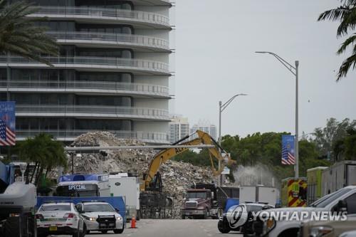 지난 6월 붕괴한 미국 플로리다주 서프사이드 아파트 부지에서 복구작업이 진행 중이다. [AP=연합뉴스 자료사진]