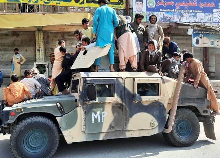 탈레반, 미군 험비차량 몰고 카불 시내 순찰