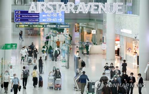 이달 20일 오후 인천공항 제1여객터미널의 면세점 쇼핑객들