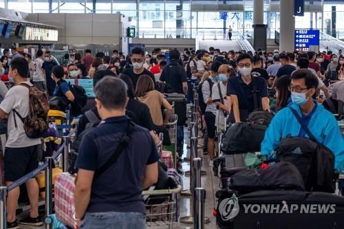 7월 18일 홍콩 공항의 영국행 비행기 체크인 구역에 줄이 길게 늘어선 모습 [AFP=연합뉴스] 
