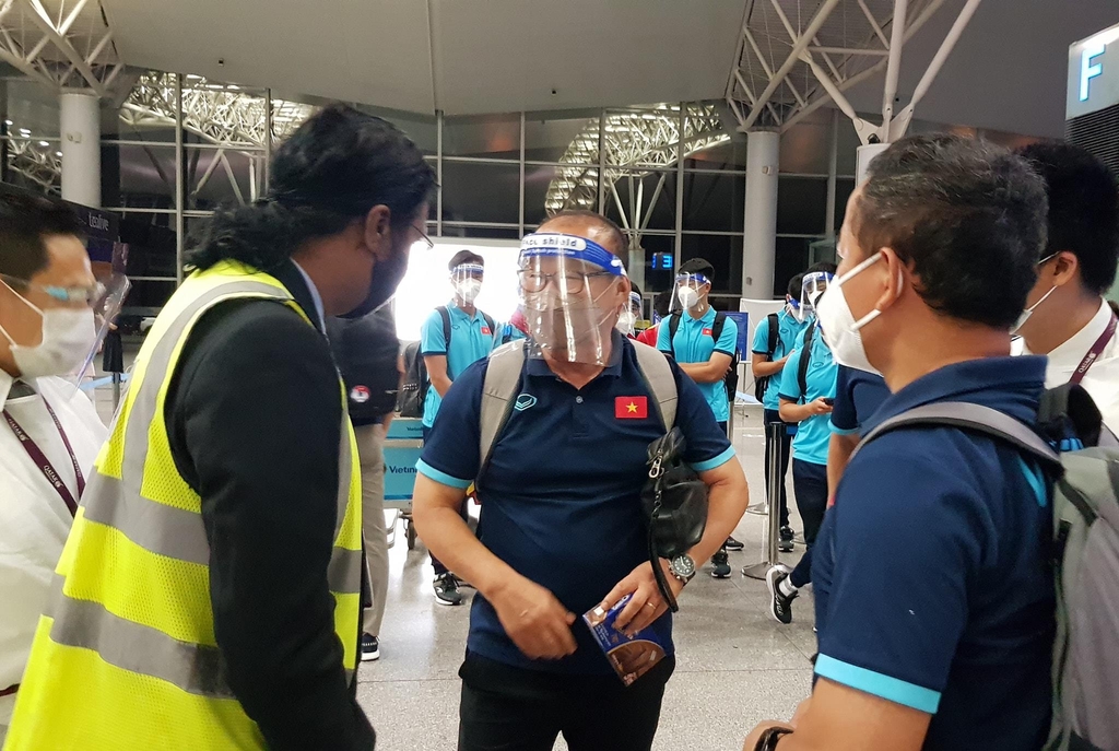 베트남 하노이에서 사우디로 이동에 앞서 담소를 나누는 박항서 베트남 대표팀 감독