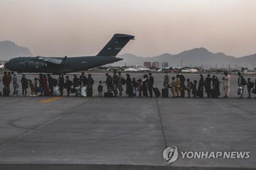 지난 23일 카불공항의 C-17