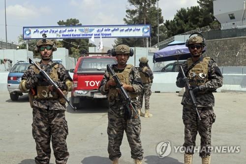 8월 31일 카불공항 앞에서 포즈 취한 탈레반 대원들