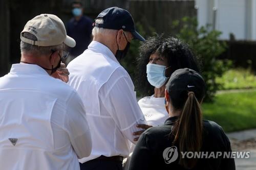 허리케인 아이다 피해 주민을 만나는 바이든 대통령