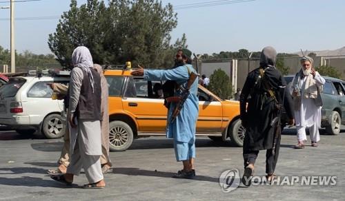 아프간 수도 카불에서 경비를 서고 있는 탈레반 대원. [EPA=연합뉴스]