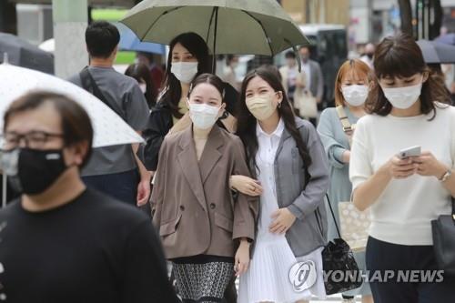 (도쿄 AP=연합뉴스) 도쿄 도심 거리가 8일 마스크 쓴 행인들로 붐비고 있다. sungok@yna.co.kr