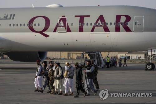 외국인 대피 위해 아프간 카불 공항 대기 중인 여객기