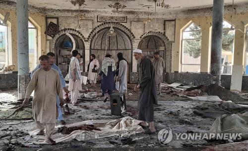8일 아프간 북부 쿤두즈에서 발생한 모스크 폭발 현장. [AP=연합뉴스]