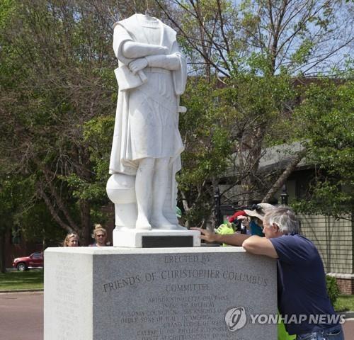 머리 부분이 떨어져 나간 보스턴의 콜럼버스 동상