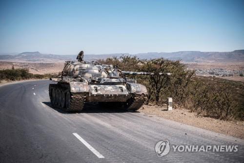 지난 2월 손상된 탱크가 티그라이 주도 메켈레 북쪽도로에 멈춰 서 있다.
