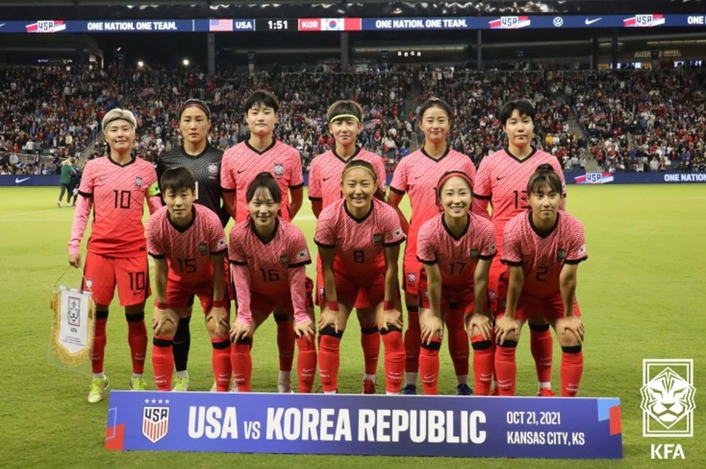 지소연(윗줄 왼쪽) 등 여자 축구 대표팀 선수들