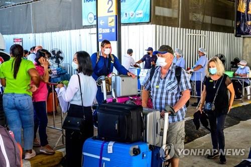 '코로나 무격리' 입국에 관광객 붐비는 태국 푸껫 공항