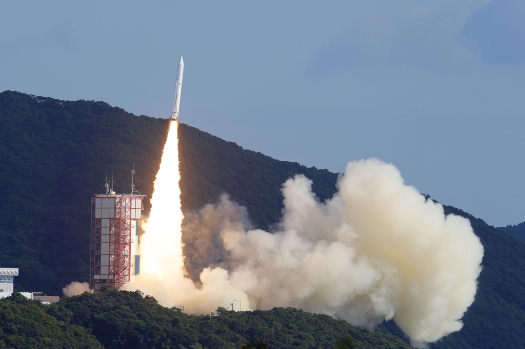 (가고시마 교도=연합뉴스) 9일 오전 9시 55분께 일본 가고시마현 우치노우라(内之浦) 우주공간관측소에서 인공위성 9기를 탑재한 소형로켓 엡실론 5호기가 발사되고 있다. 