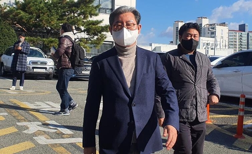 법원 빠져나오는 오태완 의령군수