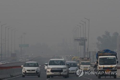  대기오염이 심각한 인도 수도 뉴델리의 11일 모습.